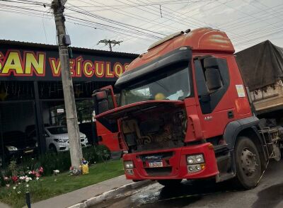 Imagem da notícia Carreta pega fogo em Coxim e bombeiros usam 5 mil litros de água para conter chamas